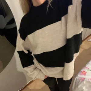 Stickad tröja - Jättefin stickad tröja från hm!😍knappt använd(lånad bild)