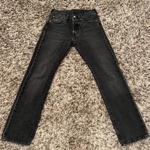 Levi’s 501 - Levi’s original 501. Inte använda så mycket, inköpta på NK. Skick 9/10 Färgen är gråsvart 
