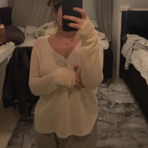 V ringad tunn tröja  - Säljer denna då den inte kommer till användning längre. den är lite genomskinlig för att den är tunn och passar jättebra till Vår-Höst. 