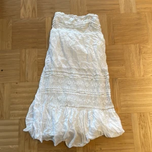Vit klänning/kjol - Fin vit klänning som jag använt som kjol. Ok skick har en reva på insidan men inget jag märkt av se sista bild 