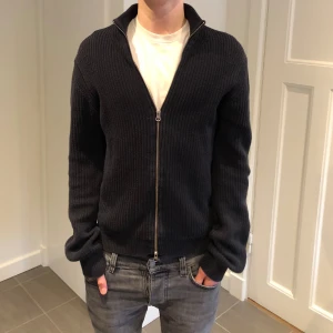 Fullzip casual friday - Säljer nu min extrem sköna tröja från märket casual friday, dm för mer info och frågor!!🙌🏽🤩🤝