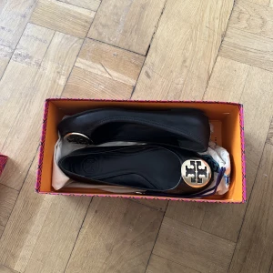 Tory burch  - Säljer mina tory burch i storlek 37 på grund av dom inte används. Skavanker finns, se bild☝🏾💕nypris 2200 dustbag och kartong medföljer 