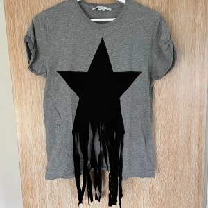 Grå Stella McCartney t-shirt med stjärna på!🐬🐬 