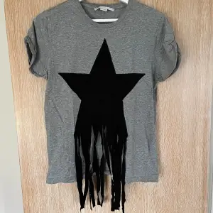 Grå Stella McCartney t-shirt med stjärna på!🐬🐬 