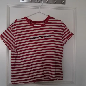 Tommy jeans t shirt  - En super fin t shirt från tommy hilfiger jeans 