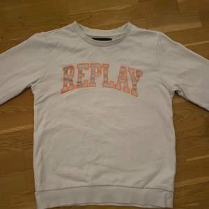 En snygg tröja från Replay. Obs. den har en defekt på trycket efter ett strykjärn (se bild 2)