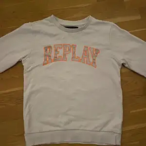 En snygg tröja från Replay. Obs. den har en defekt på trycket efter ett strykjärn (se bild 2)