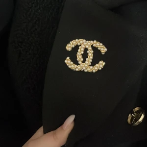 Pärl broch😍✨ CC - Snygg broch i pärlor är 18k pläterad😍✨