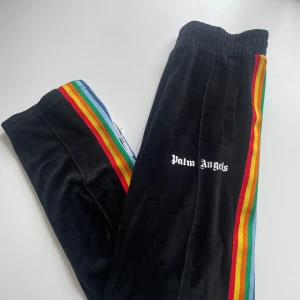 Palm Angels Byxor - Tjabba säljer nu mina PA byxor då dom näst inntill aldrig används. Strl M