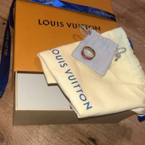 Äkta Louis Vuitton ring! Jätte fin haft den i ungefär 2 månader och den börjar bli svår o ta av och på så tänkte sälja den🙏😀
