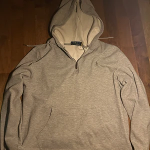 Polo ralph lauren hoodie, half zip  - Säljer nu min polotröja för jag växt ur den, säljer den ganska billigt för hittar inte orginal priset.  För mer info kom privat😁