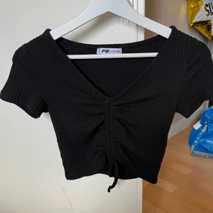 Svart magtröja/top - Svart top/ magtröja som är köpt på New Yorker. Använd 7-8 gånger men syns inte, tröjan är fortfarande i väldigt fina skick.