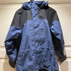Berghaus regn och vindtät jacka - Storlek M. En jacka från Berghaus som är ett högkvalitativ märke från Storbritannien som är i ett perfekt skick. Nypris 1600kr. Vårt pris 349kr + frakt.  Känner ni för att köpa flera produkter samtidigt kan vi komma överens om paketpriser och frakt🤝