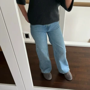 Weekday jeans - Jättefina högmidjade vida jeans modell ACE från weekday i stl w24 L32. Säljer då de är lite för små på mig. Nästan nyskick, använda ett fåtal gånger och har en jättefin wash. 