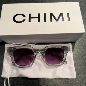 Chimi 04 Grey  - Hej, säljer nu mina Chimis som köptes på Nordiska kompaniet förra sommarn. Modellen är 04 och dem är ny skick 10/10 hör av dig om eventuella frågor🙂