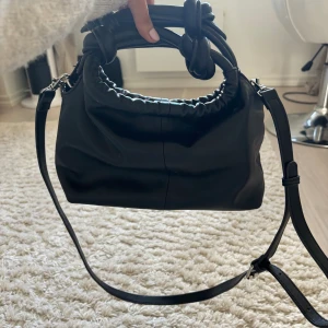 Väska - Säljer denna superfina väska från STOCKH LM. Väskan är använd ett fåtal gånger och i väldigt bra skick💕💕