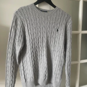 Ralph lauren crewneck - Tjena! Helt ny aldrig använd. Säljs för att den var lite flr stor för mig. Storlek S men passar också medium. Hör av er vid intresse!