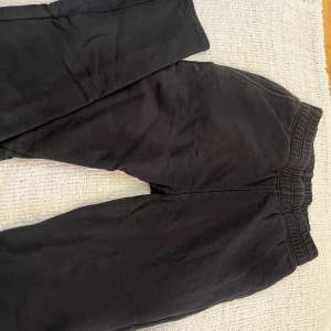 Gina tricot byxor dam högmidjade pants sweats zipper blixtlås vid slutet high waisted svart black  storlek S från Gina tricot mjukis