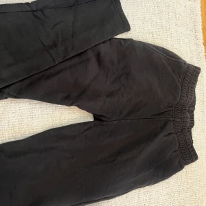 Byxor högmidjade - Gina tricot byxor dam högmidjade pants sweats zipper blixtlås vid slutet high waisted svart black  storlek S från Gina tricot mjukis
