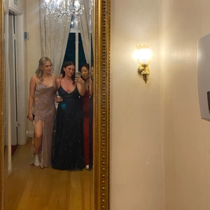 Balklänning  - Säljer nu min jättefina balklänning från JJs House. Använd en gång på min studentbal 2023, väldigt bra skick, tyvärr lite snäv på mig. Mer bilder finns. Pris exklusive frakt 💕Nypris 2699kr