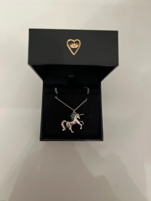 Maria Nilsdotter Halsband - Så fint Maria Nilsdotter halsband i modellen unicorn, slutsålt! Nypris över 4000kr