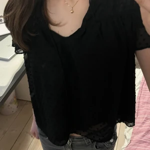 Zara blus  - säljer min zara blus som jag har köpt här på plick, tyvärr var den för stor för mig så säljer nu vidare den❤️ Inga fel på tröjan alls, passar fint till en middag eller bara under skolan  säljer för 80kr, kontakta innan ni köper❤️