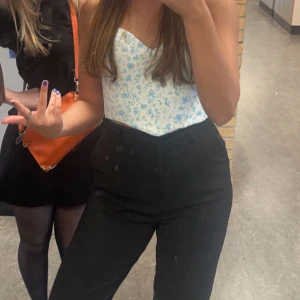 Blå korsett - Säljer denna blåa blommiga korsett från zara💙 helt oanvänd, lånade bilder❤️