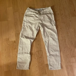 Feta linnebyxor  - Feta Biega Linne byxor i storlek L. Kommer ifrån kappahl. Byxorna är använda några gånger 