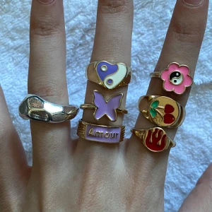 Ringar  - Alla ringar för 20kr. Kan skicka i brev och då är frakten 18kr annars köp genom plick ”köp nu”  Jag har storlek 17 ungefär 