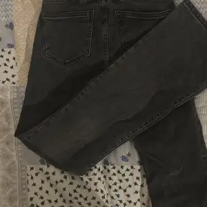 Säljer dessa svarta jeans från Gina tricot! Säljer då dem inte kommer till användning! Nypris 500 säljer för 200, bra skick, som nya! Storlek 34🤗