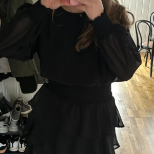 Klänning från Gina Tricot  - Superfin volangklänning från Gina Tricot! Använd 1 gång! Storlek S, Nypris 299kr