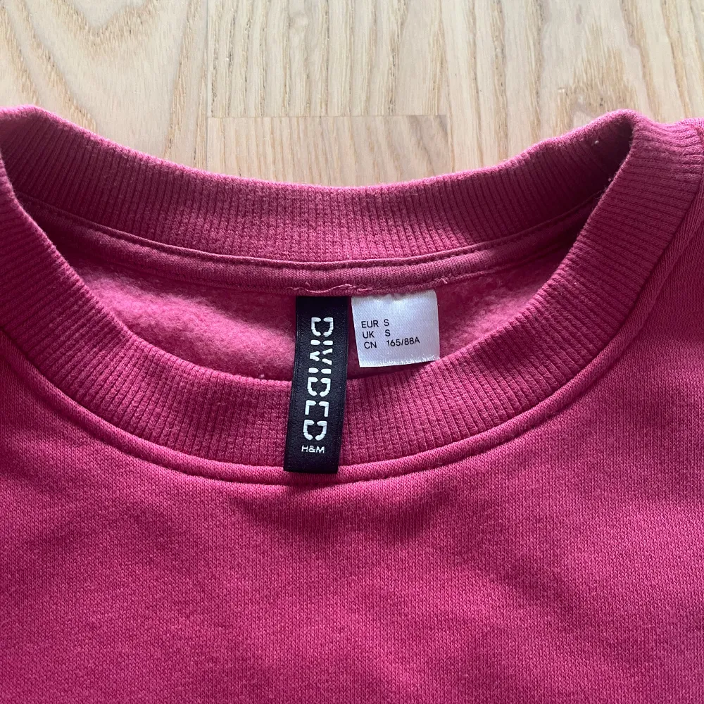 Rosa cropoad tröja med tryck, bra kvalitet, använd fåtal gånher. Hoodies.