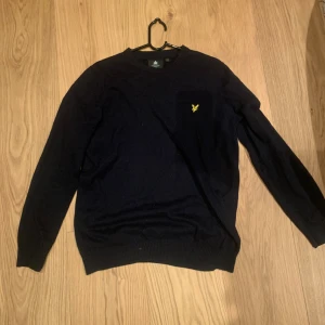 Lyle and scott rundhalsad stickad tröja - Riktigt snygg lyle and scott tröja använd ett par gånger därför säljs billigt.