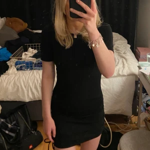 H&M - Super fin svart klänning som passar till vilket tillfälle som helst till fest,vardags 😍🫶🏻