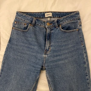 Blåa raka ankle cropped mom 90-talsjeans - Superfina 90-talsinspirerade jeans i storlek 28 x 32. Nypris: 500 kr. Priset kan diskuteras!