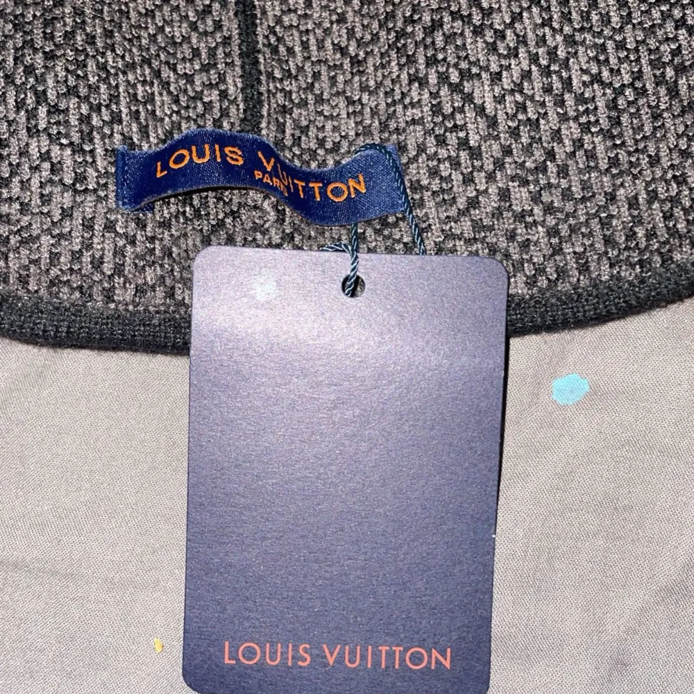 Hej, säljer min Luis Vuitton mössa då den inte passade på mig, mössan är i top kvalitet, aldrig använd. Pris kan diskuteras🤩. Accessoarer.