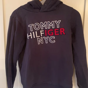 Mörk blå hoodie - Mörkblå tommy hilfiger hoodie. 