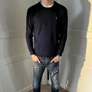 RALPH LAUREN LÅNGARMAD T-SHIRT - Ralph lauren långärmad t-shirt. Jag är 177 cm lång. Hör av er vid fler frågor.