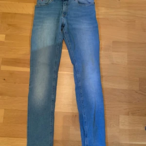 Blå tommy hilfiger jeans - Säljer mina gammla jeans för de ej passar mig. Knappt annvändna
