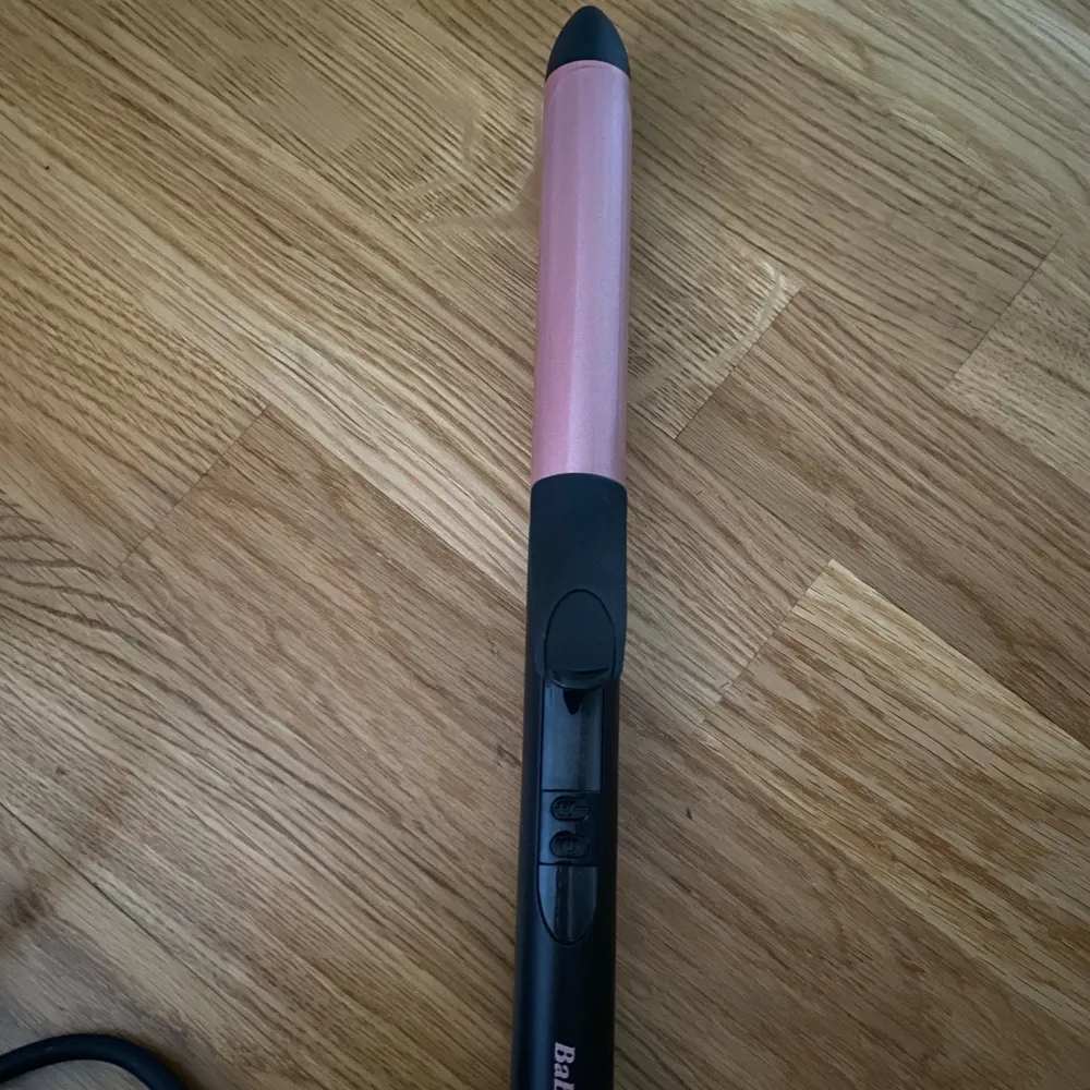 Jätte bra locktång från märket babyliss, fungerar utmärkt! Använd endast 2 gånger då jag har fler! . Övrigt.