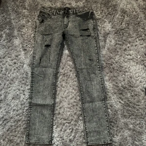 Earnest Sewn NYC Gråa Ripped Jeans Med Wash - Ett par sjukt trendiga och snygga ripped jeans med svarta rips och en fin wash av ett märke i new york som heter Earnest Sewn. Älskar dessa jeans men dem är för små för mig. Nyskick. Storlek 32. Skickar samma dag innan kl 19:00! 💫💫