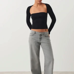 Svart långärmad topp - Nyligen köpt så den är i bra skick. Jättefin, ska beställa en ny då ja säljer pågrund av att den är för stor vid brösten.