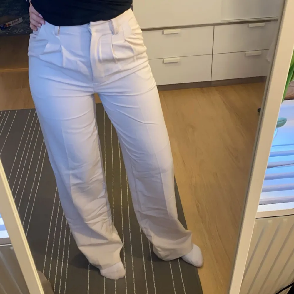 Beiga kostymbyxor från Bikbok med hög midja som aldrig används längre. (det finns en liten fläck på baksidan men den syns knappt- se bilden) . Farkut & Housut.