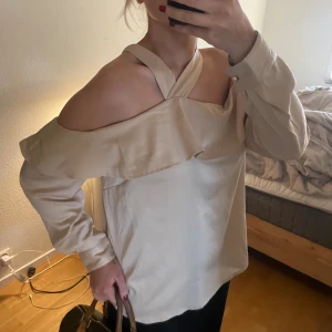 Beige satin topp - Super snygg och eftertraktad topp!! ❣️❣️
