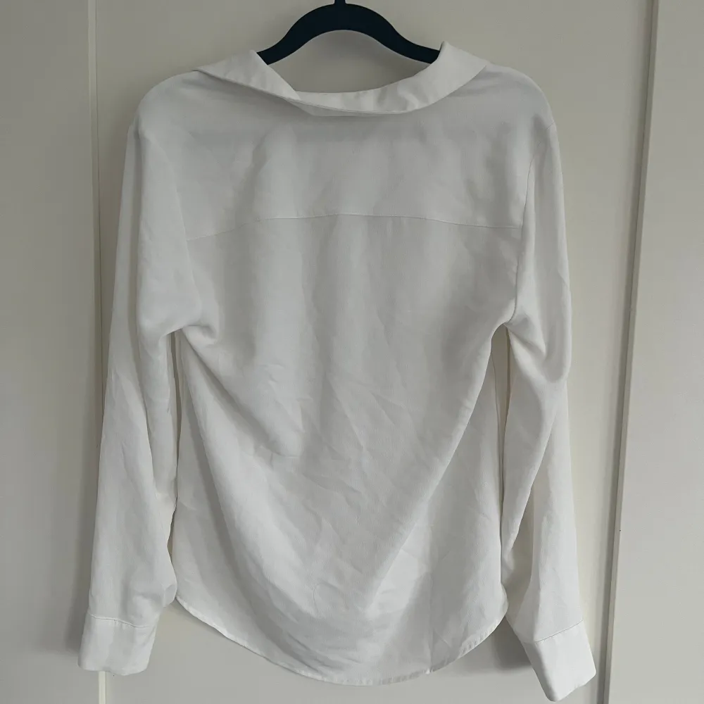 Jättefin och elegant vit skjorta!! Aldrig använt denna så den är i fint skick❣️. Blusar.