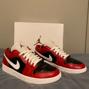 Jordan 1 Low Chicago Flip  - Väldigt fina Jordans, dem är i nyskick och inga slitage.  Kan skickas mer bilder på begäran.