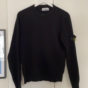 Stickad stone island tröja storlek S - Säljer nu denna stone island tröja. Säljer den för den blivit för liten för mig. Självklart äkta. Skicket är 9/10. Bara att höra av sig vid frågor.