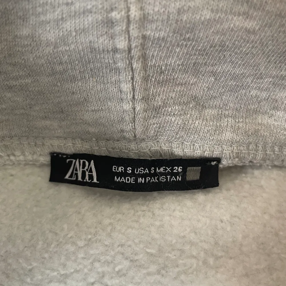 Jag säljer min gråa hoodie från Zara då jag tycker att den är lite kort. Den är använd fåtal gånger och är i jättebra skick. Jag skulle kunna tänka mig att byta till en i storlek M. Nypris: 259kr. Kontakta vid intresse innan du trycker på köp nu.💞. Hoodies.