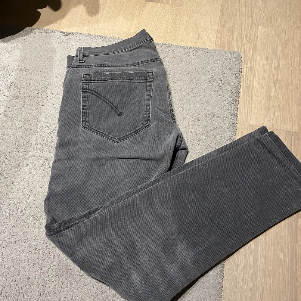 Säljer dessa sköna jeans då de inte passar, jätte fint skick. Jeans & Byxor.