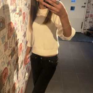 Stickad trekvartsärmad tröja  - Hejj! Jag söker denna fina vita stickade trekvartslånga tröjan för att den inte kommer till användning längre, (priset kan diskuteras)💞